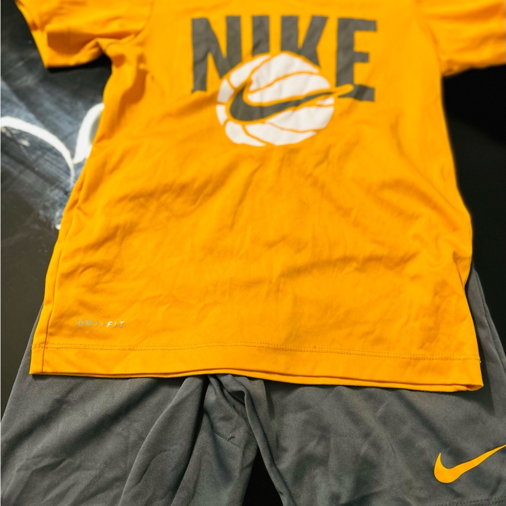 Kids size 7 Nike set